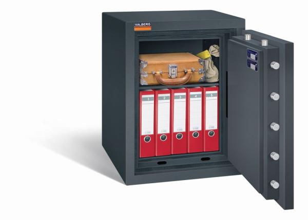 Ein lichtgrauer Wertschutzschrank mit einer geöffneten Tür. Im Innenraum befinden sich eine Reihe rote Aktenordner, ein Aktenkoffer und ein Geldbeutel. Das Produkt steht vor einem weißen Hintergrund.