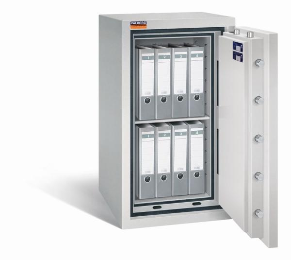Ein lichtgrauer Wertschutzschrank mit einer geöffneten Tür. Im Innenraum befinden sich zwei Reihen graue Aktenordner. Das Produkt steht vor einem weißen Hintergrund.