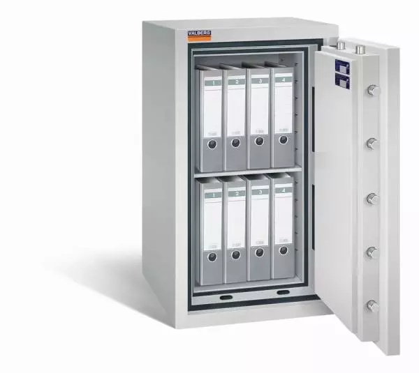 Ein lichtgrauer Wertschutzschrank mit einer geöffneten Tür. Im Innenraum befinden sich zwei Reihen graue Aktenordner. Das Produkt steht vor einem weißen Hintergrund.