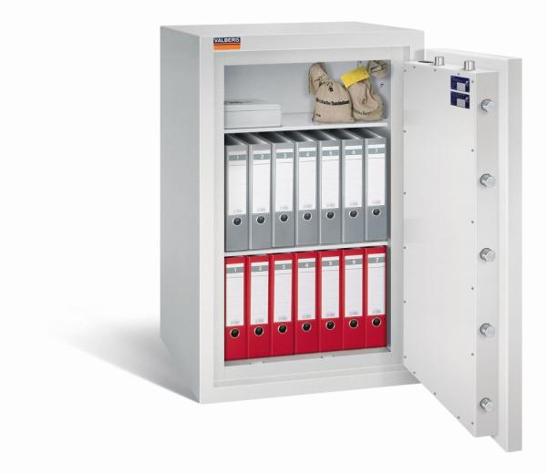 Ein lichtgrauer Wertschutzschrank mit einer geöffneten Tür. Im Innenraum befinden sich eine Reihe graue und eine Reihe rote Aktenordner, sowie eine Kassenbox und zwei Geldbeutel. Das Produkt steht vor einem weißen Hintergrund.