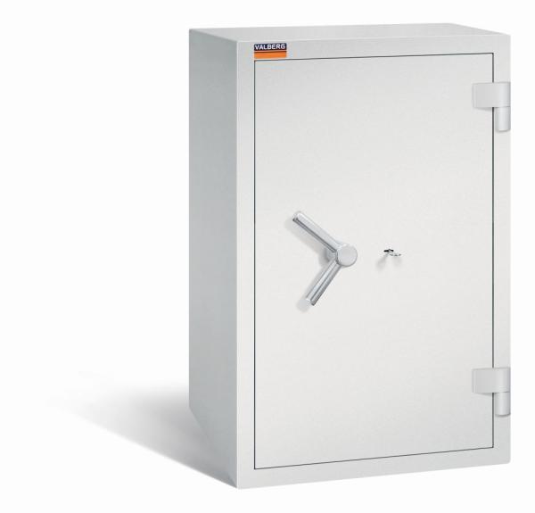 Ein lichtgrauer Wertschutzschrank mit einem Doppelbart-Sicherheitsschloss. Die Tür ist geschlossen. Das Produkt befindet sich vor einem weißen Hintergrund.