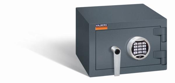 Ein graphitgrauer Wertschutzschrank einem Elektronischen Schloss. Die Tür ist geschlossen. Das Produkt befindet sich vor einem weißen Hintergrund.