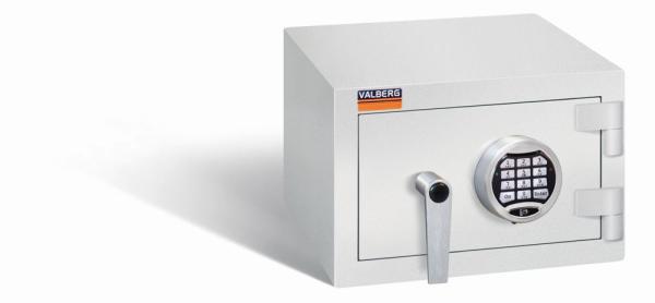 Ein lichtgrauer Wertschutzschrank einem Elektronischen Schloss. Die Tür ist geschlossen. Das Produkt befindet sich vor einem weißen Hintergrund.