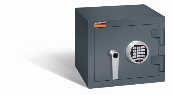 Ein graphitgrauer Wertschutzschrank einem Elektronischen Schloss. Die Tür ist geschlossen. Das Produkt befindet sich vor einem weißen Hintergrund.