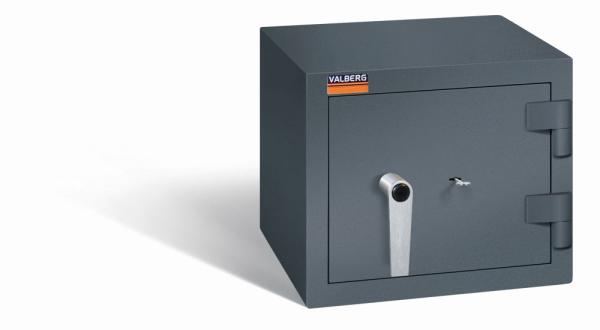 Ein graphitgrauer Wertschutzschrank mit einem Doppelbart-Sicherheitsschloss. Die Tür ist geschlossen. Das Produkt befindet sich vor einem weißen Hintergrund.