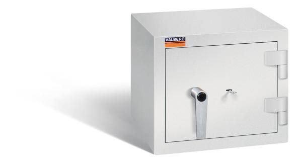 Ein lichtgrauer Wertschutzschrank mit einem Doppelbart-Sicherheitsschloss. Die Tür ist geschlossen. Das Produkt befindet sich vor einem weißen Hintergrund.