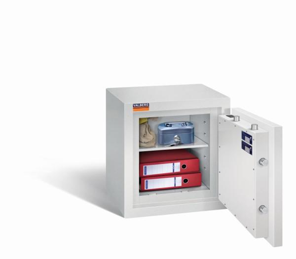 Ein lichtgrauer Wertschutzschrank mit einer geöffneten Tür. Im Innenraum befinden sich zwei rote Aktenordner, ein Geldbeutel und eine Kassenbox. Das Produkt steht vor einem weißen Hintergrund.