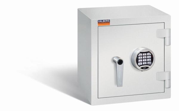 Ein lichtgrauer Wertschutzschrank einem Elektronischen Schloss. Die Tür ist geschlossen. Das Produkt befindet sich vor einem weißen Hintergrund.
