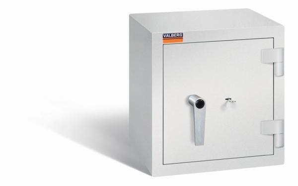 Ein lichtgrauer Wertschutzschrank mit einem Doppelbart-Sicherheitsschloss. Die Tür ist geschlossen. Das Produkt befindet sich vor einem weißen Hintergrund.