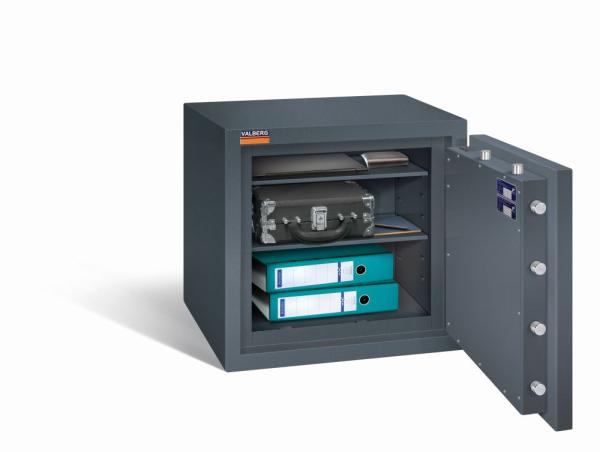 Ein graphitgrauer Wertschutzschrank mit einer geöffneten Tür. Im Innenraum befinden sich zwei türkise Aktenordner, ein Aktenkoffer, ein Portemonnaie, ein Laptop und ein Heft. Das Produkt steht vor einem weißen Hintergrund.