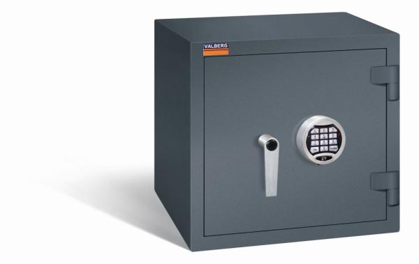 Ein graphitgrauer Wertschutzschrank einem Elektronischen Schloss. Die Tür ist geschlossen. Das Produkt befindet sich vor einem weißen Hintergrund.