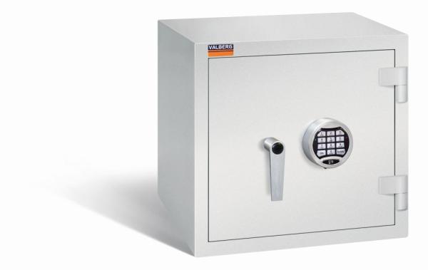 Ein lichtgrauer Wertschutzschrank einem Elektronischen Schloss. Die Tür ist geschlossen. Das Produkt befindet sich vor einem weißen Hintergrund.