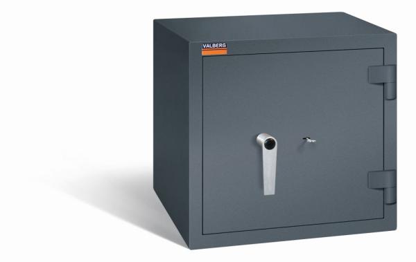 Ein graphitgrauer Wertschutzschrank mit einem Doppelbart-Sicherheitsschloss. Die Tür ist geschlossen. Das Produkt befindet sich vor einem weißen Hintergrund.