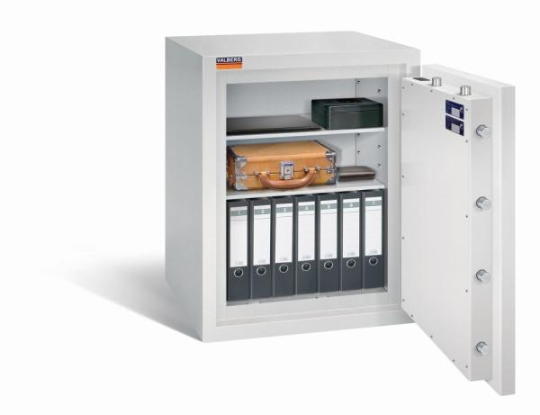 Ein lichtgrauer Wertschutzschrank mit einer geöffneten Tür. Im Innenraum befinden sich eine Reihe schwarze Aktenordner, ein Laptop, ein Aktenkoffer, ein Portemonnaie und eine Kassenbox. Das Produkt steht vor einem weißen Hintergrund.