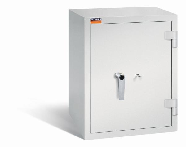 Ein lichtgrauer Wertschutzschrank mit einem Doppelbart-Sicherheitsschloss. Die Tür ist geschlossen. Das Produkt befindet sich vor einem weißen Hintergrund.