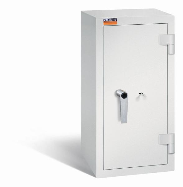 Ein lichtgrauer Wertschutzschrank mit einem Doppelbart-Sicherheitsschloss. Die Tür ist geschlossen. Das Produkt befindet sich vor einem weißen Hintergrund.