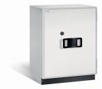 Geschlossener lichtgrauer Datentresor mit massivem Korpus und geschlossener Tür. Die Tür verfügt über ein Doppelbart-Sicherheitschloss. Der Tresor steht vor einem weißen Hintergrund.