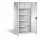 Lichtgrauer Büroschrank mit geöffneten Türen und einem Zylinderschloss vor einem weißen Hintergrund. Im Inneren besitzt der Schrank 3 höhenverstellbare Fachböden und 1 Schließfach.