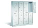 Ein lichtgrauer Garderobenschrank mit vier Abteilen, acht Fächern sowie integrierten Kleiderstangen mit Kleiderhaken, dessen obere rechte Tür geöffnet ist. Er steht auf einem Stahlblechsockel vor weißem Hintergrund.