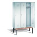 Ein lichtgrauer Garderobenschrank mit drei Abteilen, drei Fächern sowie integrierten Kleiderstangen mit Kleiderhaken, dessen rechte Tür geöffnet ist. Er steht auf einer unter- und vorgebauten Sitzbank vor weißem Hintergrund.