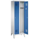 Ein lichtgrauer Garderobenschrank mit zwei Abteilen und zwei Fächern. Die beiden Türen sind enzianblau. Im Schrank befinden sich Hutböden sowie Kleiderstangen. Das Produkt steht auf Stahlblechfüßen vor einem weißen Hintergrund.