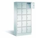 Ein lichtgrauer Fächerschrank mit drei Abteilen, 15 Türen und 15 Fächern, ideal zur Aufbewahrung von Gegenständen. Die obere rechte Tür ist geöffnet, während der Schrank vor einem weißen Hintergrund steht.