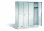 Lichtgrauer Fächerschrank mit vier Abteilen, vier Türen und vier Fächern. Darunter integrierte Kleiderstangen mit Kleiderhaken für praktische Aufbewahrung. Ideal zur Lagerung von Kleidung und anderen Gegenständen. Steht vor einem weißen Hintergrund.