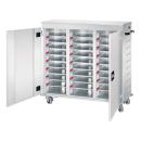 Lichtgrauer Laptopwagen mit zwei geöffneten Türen und einem Zylinderschloss. Seitlich ist der Schrank perforiert. Im Inneren besitzt der Schrank 30 Steckdosen zum Laden von Laptops sowie 2 schwarze Haltegriffe außen. Der Schrank steht vor einem weißen Hin