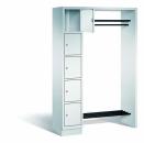 Ein lichtgrauer Garderobenschrank mit fünf Fächern auf der linken Seite. Die oberste Tür steht offen. Dazu ein Schuhrost und eine Kleiderstange. Der Schrank steht vor einem weißen Hintergrund.