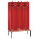 Ein feuerroter Feuerwehrschrank mit drei Abteilen, einer Sitzbank, drei Helmständern, sechs Ablagefächern, drei abschließbaren Wertfächern und sechs Metallkleiderstangen mit Schiebehaken – präsentiert vor einem weißen Hintergrund.