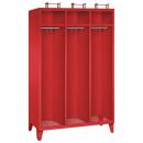 Ein feuerroter Feuerwehrschrank mit drei Abteilen, drei Helmfächern, drei Ablagefächern und drei Kleiderstangen mit Kleiderhaken. Der Unterbau besteht aus Stahlblechfüßen. Das Produkt steht vor einem weißen Hintergrund.