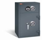 Ein graphitgrauer Deposittresor mit zwei elektronischen Schlössern, an der Tür und der Schublade. Die Tür und auch die Schublade sind verschlossen. Der Tresor steht vor einem weißen Hintergrund.
