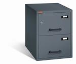 Geschlossener Graphitgrauer Aktenlagerschrank mit Doppelbart-Sicherheitsschloss. Beide Schubladen sind mit gummiummantelten Plastikgriffen und Etikettenhaltern ausgestattet. Der Tresor steht vor einem weißen Hintergrund.