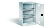 Lichtgrauer Lagerschrank mit einer geöffneten Tür mit Lochbild und einem Zylinderschloss. Im Inneren besitzt der Schrank 2 höhenverstellbare Wannenböden. Der Schrank steht vor einem weißen Hintergrund.