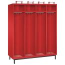 Ein feuerroter Feuerwehrschrank mit vier Abteilen, vier Helmfächern, vier Ablagefächern und vier Kleiderstangen mit Kleiderhaken. Der Unterbau besteht aus Stahlrohrfüßen. Das Produkt steht vor einem weißen Hintergrund.
